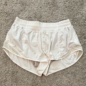 Lululemon Women’s White Hotty Hot shorts— size 8